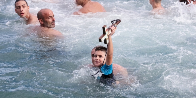 Θεοφάνεια: 8χρονος έπιασε τον σταυρό στο Ηράκλειο