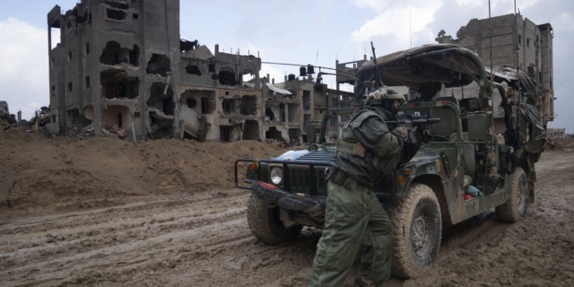 Ισραηλινός στρατιώτης κατά τη διάρκεια χερσαίας επίθεσης στη Λωρίδα της Γάζας