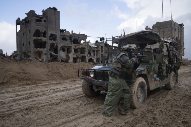 Ισραηλινός στρατιώτης κατά τη διάρκεια χερσαίας επίθεσης στη Λωρίδα της Γάζας