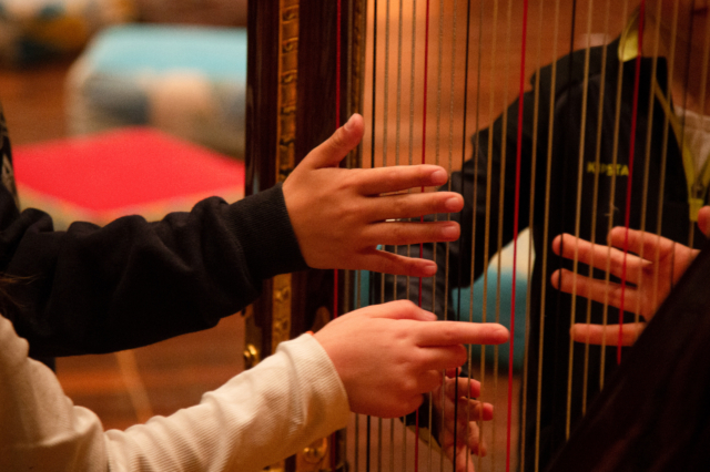 Παιδιά με αναπηρία ανακαλύπτουν τα όργανα μιας συμφωνικής ορχήστρας