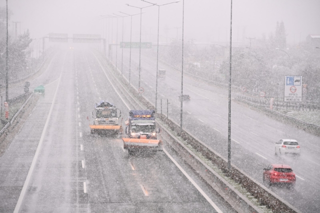 Χιονόπτωση στην Εθνική Οδό Αθηνών Λαμίας. Εικόνα αρχείου
