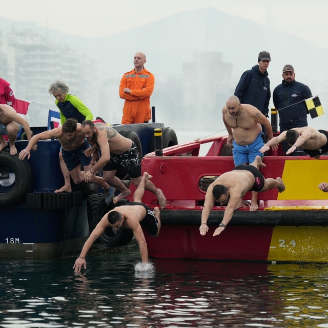 Θεοφάνεια: Εικόνες από τον “Αγιασμό των υδάτων” σε όλη την Ελλάδα