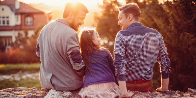 Γάμος ομόφυλων ζευγαριών – τεκνοθεσία: Γιατί νομοτελειακά, θα γίνουν