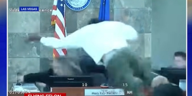 ΗΠΑ: Καταδικασθείς κάνει άλμα και πιάνει από το λαιμό δικαστή – Απίστευτο βίντεο