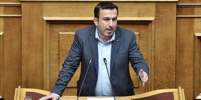 Παραστατίδης: Το μόνο που δεν έχει κάνει η κυβέρνηση είναι να βάψει κόκκινα τα μαλλιά της