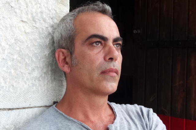 Αλέξανδρος Ψυχούλης: “Η οικογένεια είναι ένας μηχανισμός παραγωγής πολύτιμων τραυμάτων”