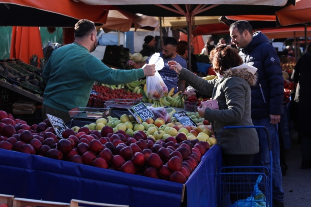 Ακρίβεια: Οι κυβερνητικές αγωνίες, οι προβλέψεις και η σκληρή πραγματικότητα