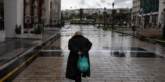 Δεν φτάνει το εισόδημα για πάνω από τα μισά νοικοκυριά