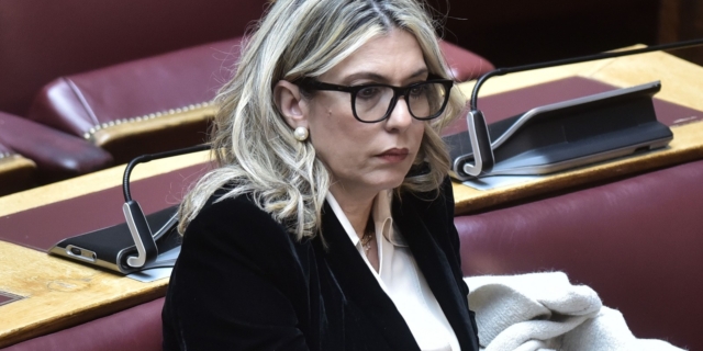 Επιμένει η Καραμανλή για γάμο ομοφύλων: “Θα καταψηφίσω”