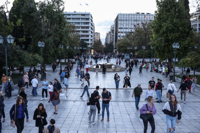 Κόσμος στην πλατεία Συντάγματος.