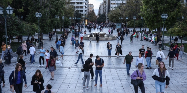 Κόσμος στην πλατεία Συντάγματος.