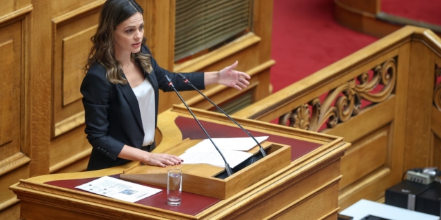 Αχτσιόγλου: Ρητή αποτύπωση του όρου γυναικοκτονία τώρα
