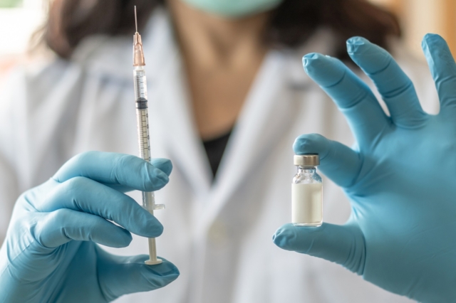 Γιατρός ετοιμάζει για χορήγηση ανοσοενισχυτικό εμβόλιο