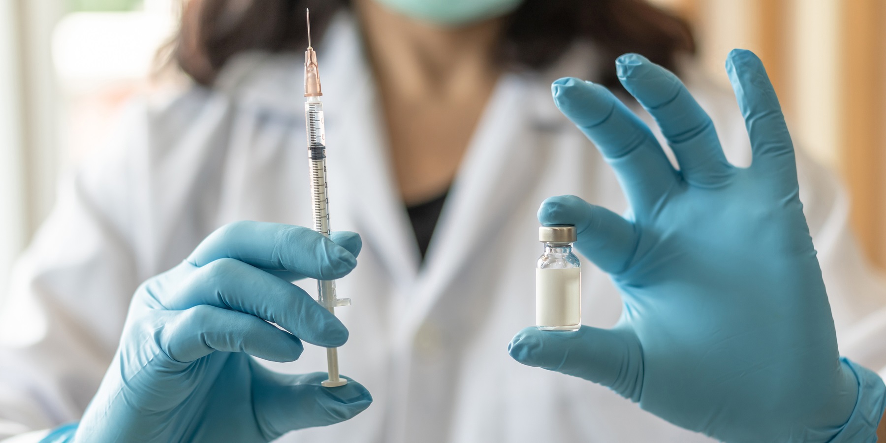 Γιατρός ετοιμάζει για χορήγηση ανοσοενισχυτικό εμβόλιο