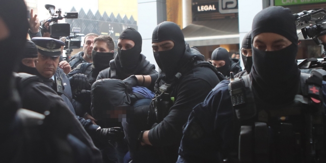 Στιγμιότυπο από την απολογία του 18χρονου κατηγορούμενου για τη ρίψη της ναυτικής φωτοβολίδας στον αστυνομικό στον Ρέντη