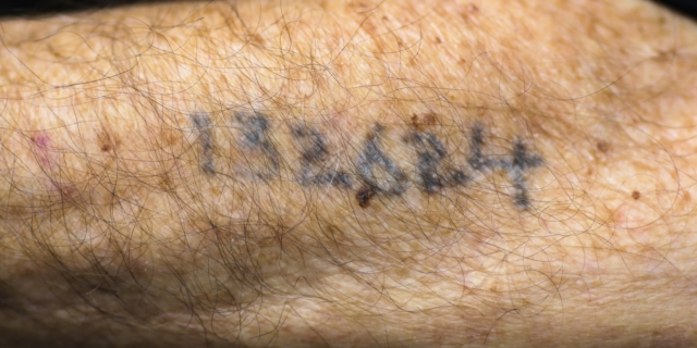 Το τατουάζ του επιζών του Άουσβιτς Leon Schwarzbaum