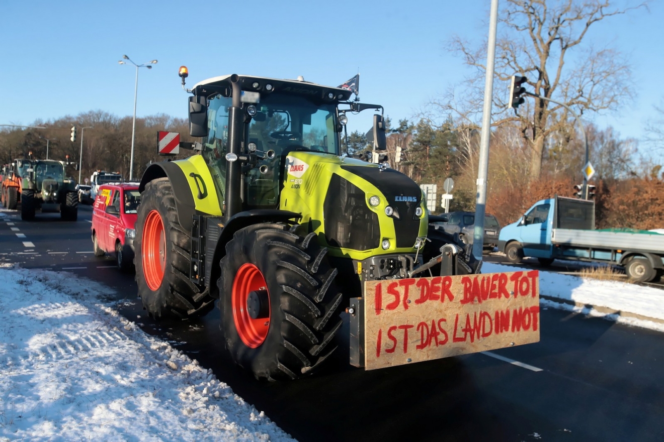 Μπλόκα αγροτών σε όλη τη Γερμανία – Τρακτέρ στην Πύλη του Βραδεμβούργου