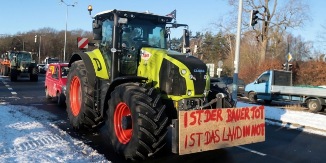 Μπλόκα αγροτών σε όλη τη Γερμανία – Τρακτέρ στην Πύλη του Βραδεμβούργου