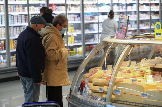 ΣΕΚ: Καμπανάκι για νοθεία στη φέτα – Πυρά για εκβιασμούς κτηνοτρόφων