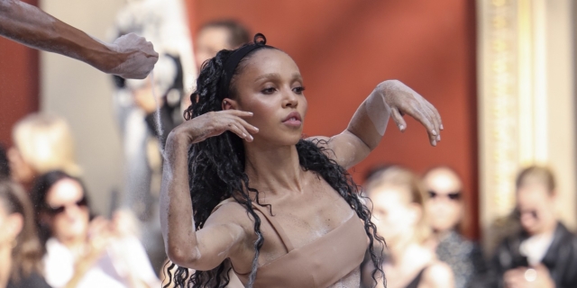 Απαγορεύτηκε διαφήμιση του Calvin Klein με την FKA Twigs ως “προκλητική”