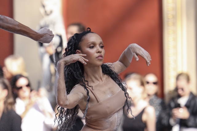 Απαγορεύτηκε διαφήμιση του Calvin Klein με την FKA Twigs ως “προκλητική”