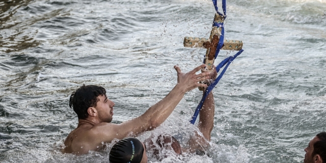 Θεοφάνια: Γιατί πετάμε τον τίμιο σταυρό σε νερά