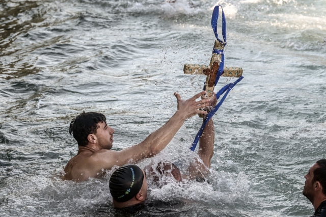 Γιατί στα Φώτα πετάμε τον τίμιο σταυρό σε νερά