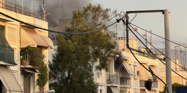 Φωτιά σε διαμέρισμα στις εργατικές κατοικίες στον Ρέντη