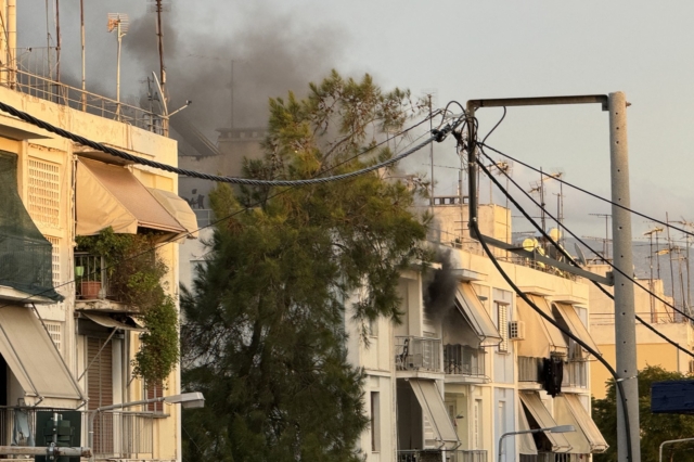 Φωτιά σε διαμέρισμα στις εργατικές κατοικίες στον Ρέντη