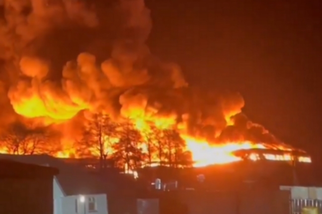Βρετανία: Μεγάλη φωτιά σε βιομηχανικό πάρκο στην Ουαλία