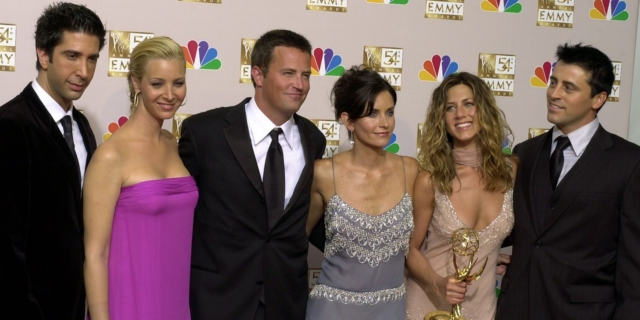 Φιλαράκια: Πρωτότυπα σενάρια βρέθηκαν σε κάδο απορριμμάτων – Τι θα απογίνουν