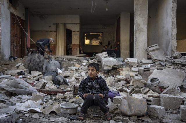 Γάζα: Συνεχίζονται οι βομβαρδισμοί - Δεκάδες νεκροί
