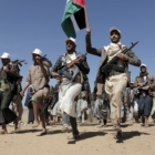 Μαχητές των Χούτι διαδηλώνουν κατά τη διάρκεια συγκέντρωσης υποστήριξης των Παλαιστινίων στη Λωρίδα της Γάζας και κατά των αμερικανικών επιδρομών στην Υεμένη έξω από τη Σαναά στις 22 Ιανουαρίου 2024