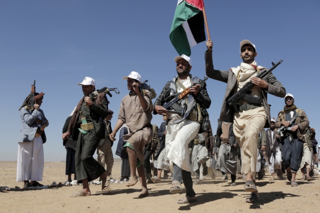 Μαχητές των Χούτι διαδηλώνουν κατά τη διάρκεια συγκέντρωσης υποστήριξης των Παλαιστινίων στη Λωρίδα της Γάζας και κατά των αμερικανικών επιδρομών στην Υεμένη έξω από τη Σαναά στις 22 Ιανουαρίου 2024