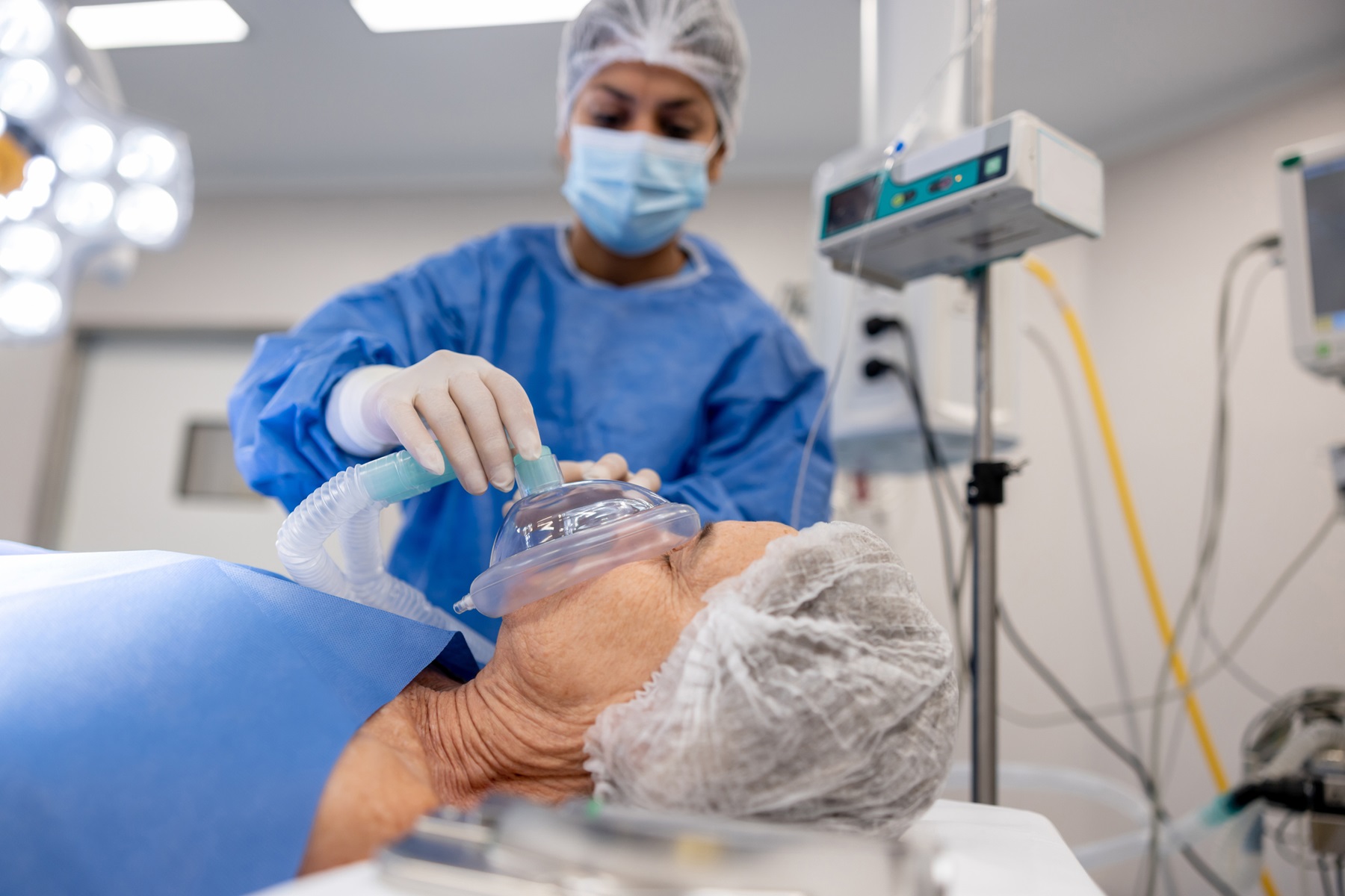 Αναισθησιολόγος χορηγεί αναισθησία σε ασθενή πριν από το χειρουργείο