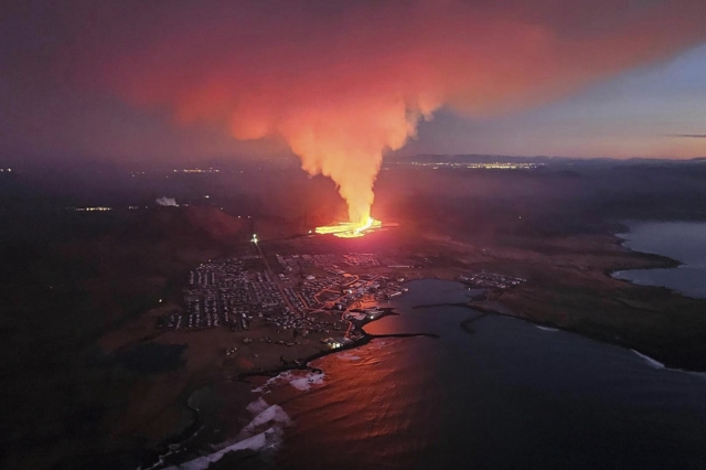Έκρηξη ηφαιστείου στην Ισλανδία: Απόκοσμες εικόνες – Σπίτια βούλιαξαν στη λάβα