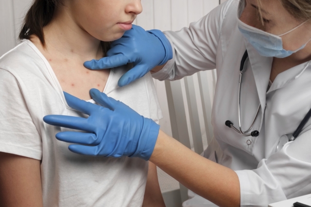 Γιατρός εξετάζει παιδί με ιλαρά