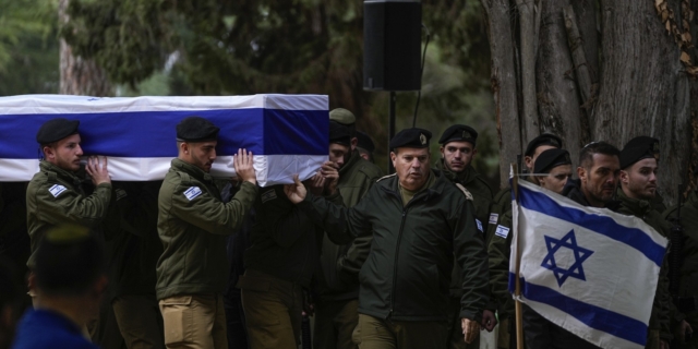 Ισραηλινοί κηδεύουν στρατιώτη που σκοτώθηκε στον πόλεμο στη Λωρίδα της Γάζας