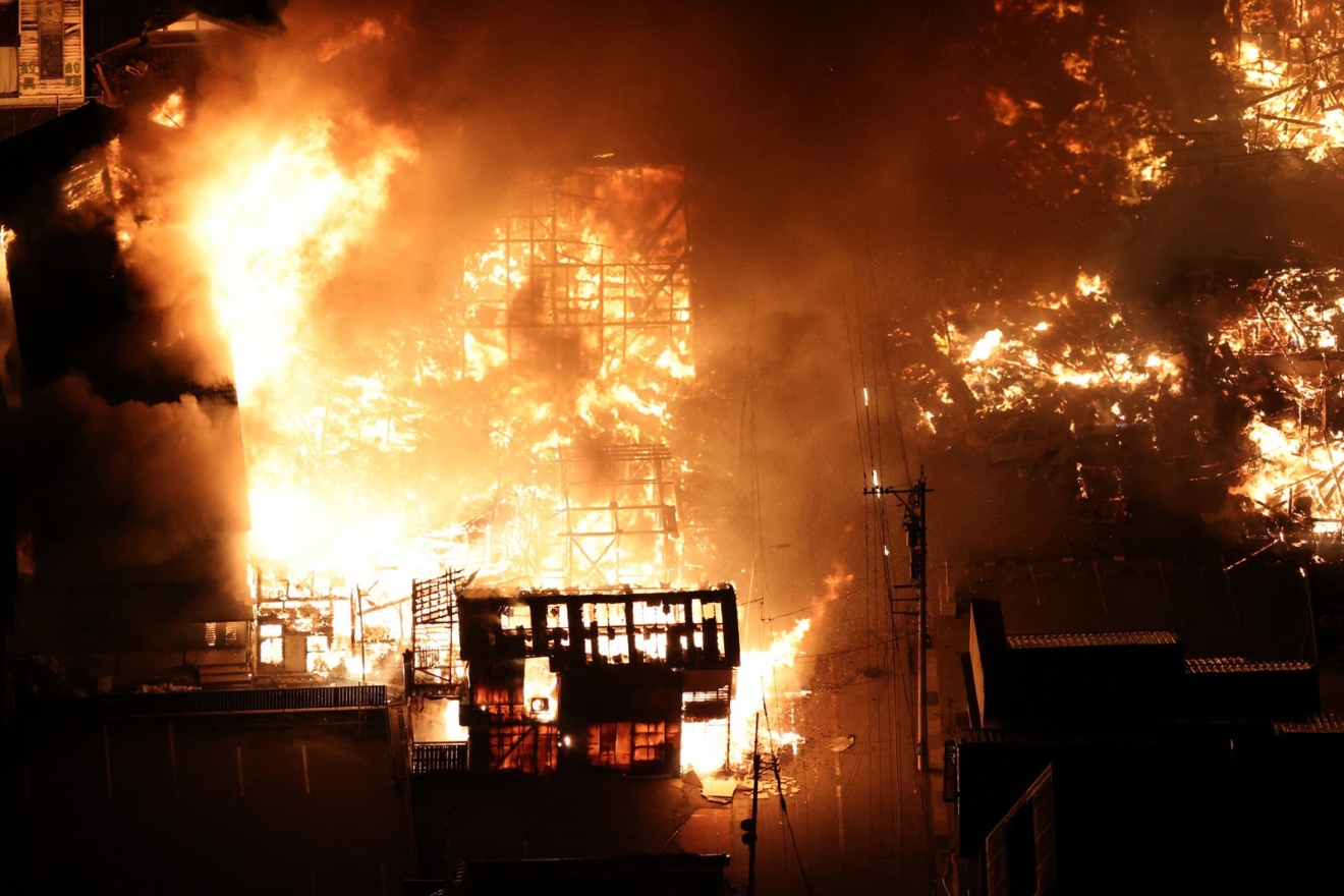 Φωτιά σε κτίριο μετά τον ισχυρό σεισμό στην Ιαπωνία