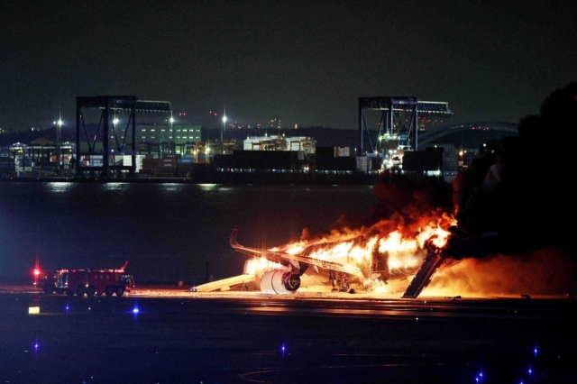 Στις φλόγες αεροσκάφος της Japan Airlines στο αεροδρόμιο του Τόκιο