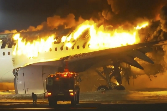 Το φλεγόμενο αεροσκάφος στην Ιαπωνία