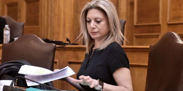 Συγκλόνισε η Καρυστιανού στην εξεταστική για τα Τέμπη – “Ο Καραμανλής κρύβεται”