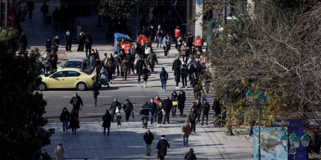 Κόσμος που περπατάει στην Αθήνα