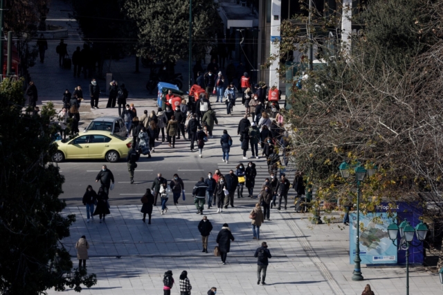 Κόσμος που περπατάει στην Αθήνα