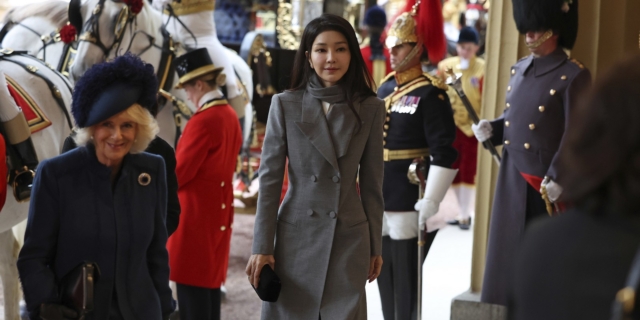 Μια τσάντα έγινε “πολιτική βόμβα” που απειλεί την κυβέρνηση της Ν. Κορέας