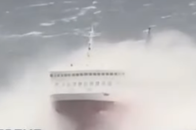 Βίντεο: Τα κύματα “εξαφανίζουν” το Fast Ferries Andros