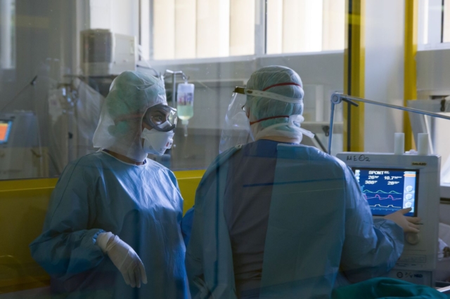 Κορονοϊός: Κατακόρυφη αύξηση στις εισαγωγές στα νοσοκομεία-Οι πέντε συστάσεις του ΕΟΔΥ