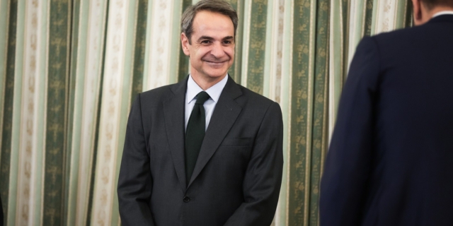 Ο Μητσοτάκης βάζει στον “πάγο” τον γάμο των ομόφυλων ζευγαριών
