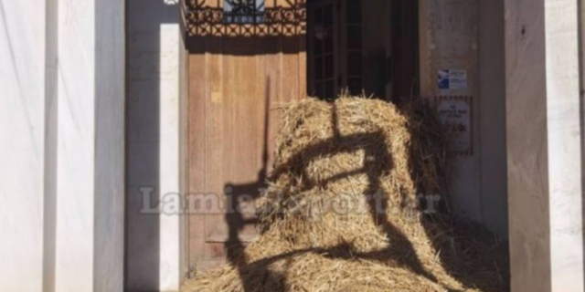 Λαμία: Έκλεισαν την είσοδο της Περιφέρειας με άχυρα