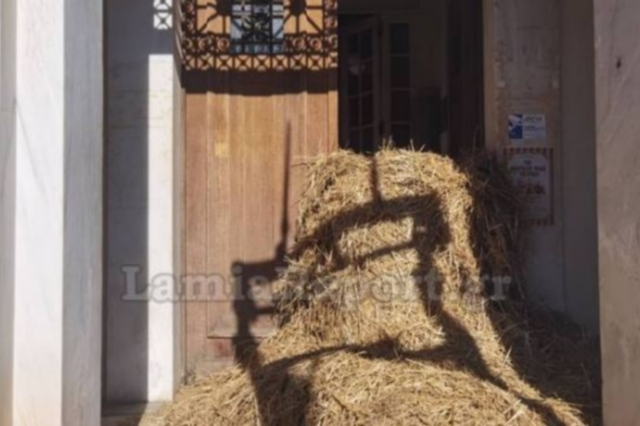 Λαμία: Έκλεισαν την είσοδο της Περιφέρειας με άχυρα